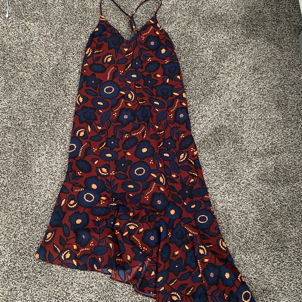 Asymmetrical fall flowery dress.